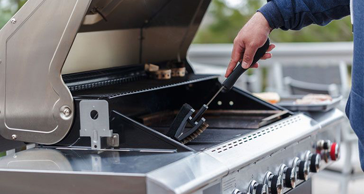 Scrubbing grill with brush